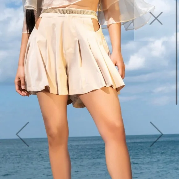 LIBRA RISING HIGH WAISTED PLEATED CUTOUT SHORT IN BEIGE - Picture 7 of 9